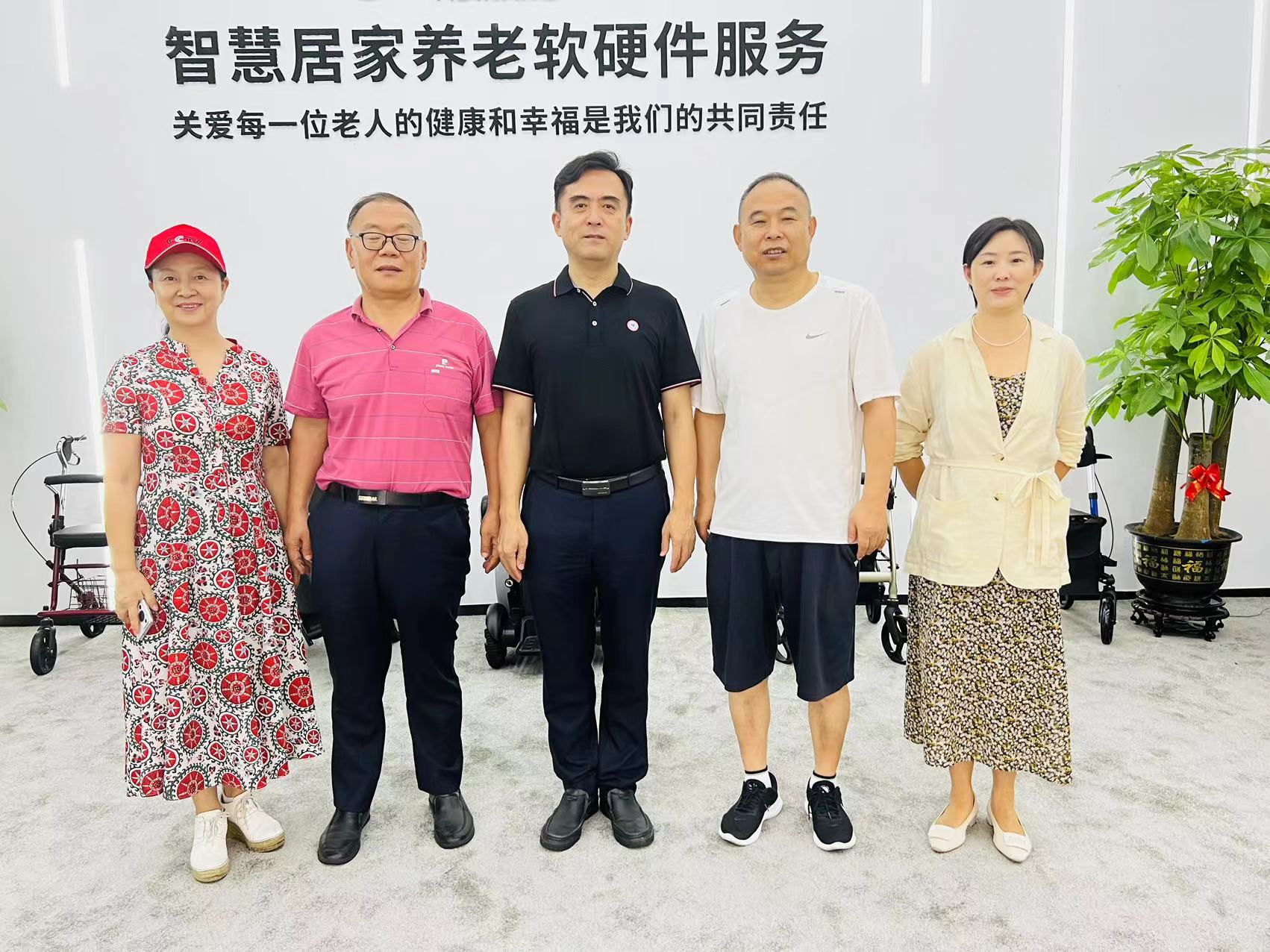 我国著名品牌策划专家李长征等深入通宝TB222科技考察调研，一批高科技康复养老产品走向市场！